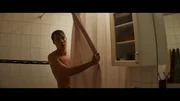 Niklas (Julius Fleischanderl) fühlt sich beobachtet.