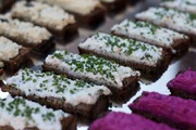 Birgit Oeffner empfängt die Landfrauen mit Appetit-Häppchen.