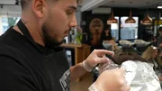 Als ausgebildeter Friseurmeister kann Hasan auch Haare färben.