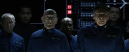 Gaukeln Ender vor, nur an einem Spiel teilzunehmen - ein Fehler?: Colonel Hyrum Graff (Harrison Ford, r.) und Flotten-Kommandant Mazer Rackham (Ben Kingsley, 2.v.l.) ...; Gaukeln Ender vor, nur an einem Spiel teilzunehmen - ein Fehler?: Colonel Hyrum Graff (Harrison Ford, r.) und Flotten-Kommandant Mazer Rackham (Ben Kingsley, 2.v.l.) ...