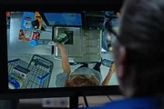 Überwachungsaufnahme auf dem Monitor des Ladens. (Szene nachgestellt) Überwachungsaufnahme auf dem Monitor des Ladens. (Szene nachgestellt)