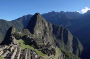 Machu Picchu ist die bekannteste aller verlorenen Städte. Auf einer Höhe von mehr als 2.400 Metern thront das Heiligtum der Inka über dem Urwald.