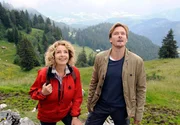 Teresa (Michaela May) zeigt Christian (Andreas Pietschmann) die Sch&ouml;nheit der bayerischen Bergwelt.