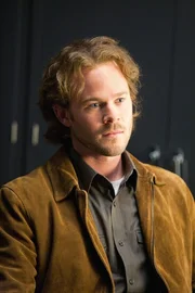 Hat es geschafft, dem Quarantäne-Bernstein im alternativen Universum zu entkommen: Joshua Rose (Shawn Ashmore) ...