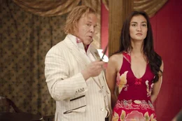 Ger&auml;t in die H&auml;nde des eiskalten Kunsth&auml;ndlers und Killers Malik (Mickey Rourke, l.): Prinzessin Sultana (Atiqah Hasiholan, r.) ...