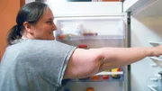 Tauschmutter Daniela (48) am Kühlschrank Tauschmutter Daniela (48) am Kühlschrank