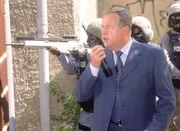 Kommissar Kehler (Wolfgang Bathke) observiert mit SEK-Beamten das Gelände, auf dem sich der Tatverdächtige versteckt hält.