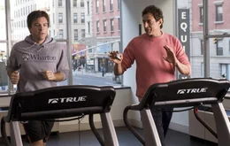 L - R: Wally Mars (Jason Bateman), Leonard (Jeff Goldblum)
