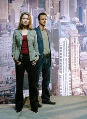 Die Detectives Mac Taylor (Gary Sinise) und Stella Bonasera (Melina Kanakaredes)