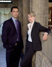 (2. Staffel) - Es dauert zwar etwas, doch Scott (Danny Pino, l.) und Lilly Rush (Kathryn Morris, r.) werden ein eingespieltes Team ...