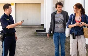 Steffi Halder (Sina Wilke, rechts) wird von ihrem Ex-Freund Johannes Sterzl (Tommy Schwimmer, Mitte) bedroht, da kommt Max Ruffer (Nepo Fitz, links) auf die beiden zu.