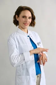 Dr. Alica Lipp (Kassandra Wedel) ARD IN ALLER FREUNDSCHAFT - DIE JUNGEN ÄRZTE, Neuzugang bei "In aller Freunschaft - Die jungen Ärzte": Ab Folge 295 übernimmt Kassandra Wedel die Rolle der gehörlosen Dr. Alica Lipp. Im Bild zeigt sie die Geste für "Doktor". Dr. Alica Lipp (Kassandra Wedel) ARD IN ALLER FREUNDSCHAFT - DIE JUNGEN ÄRZTE, Neuzugang bei "In aller Freunschaft - Die jungen Ärzte": Ab Folge 295 übernimmt Kassandra Wedel die Rolle der gehörlosen Dr. Alica Lipp. Im Bild zeigt sie die Geste für "Doktor".
