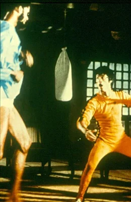 Harte Zeiten brechen an f&uuml;r Schauspieler Billy Lo (Bruce Lee), als er in den Dienst eines Verbrechersyndikats gestellt werden soll.
