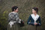Donalda Gilchrist (Valerie Edmond, l.) und Claire (Caitriona Balfe) Donalda Gilchrist (Valerie Edmond, l.) und Claire (Caitriona Balfe)