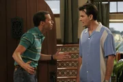 Wie so oft kriegen sich Alan (Jon Cryer, l.) und Charlie (Charlie Sheen, r.) wegen einer Kleinigkeit in die Haare, aber dieses Mal eskaliert der Streit - und Alan zieht aus ... Wie so oft kriegen sich Alan (Jon Cryer, l.) und Charlie (Charlie Sheen, r.) wegen einer Kleinigkeit in die Haare, aber dieses Mal eskaliert der Streit - und Alan zieht aus ...