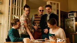 L-R: Matze (Maeve Metelka), Albert (Fabian Unger), Hirs (Sebastian Jakob Doppelbauer), Karl (Max Hubacher) und Lena (Sarah Elena Koch)