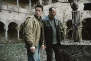 Im Zuge ihrer Ermittlungen sto&szlig;en Reda (Benoit Magimel, l.) und Kommissar Niemans (Jean Reno, r.) schnell auf weitere Ritualmorde, apokalyptische Vorzeichen und ein r&auml;tselhaftes versiegeltes Buch, das ein grausames Geheimnis verbirgt ...