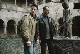 Im Zuge ihrer Ermittlungen sto&szlig;en Reda (Benoit Magimel, l.) und Kommissar Niemans (Jean Reno, r.) schnell auf weitere Ritualmorde, apokalyptische Vorzeichen und ein r&auml;tselhaftes versiegeltes Buch, das ein grausames Geheimnis verbirgt ...