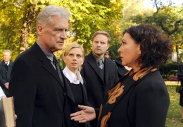 Bei der Beerdigung seiner Frau treffen Frido Schulz (Robert Atzorn), seine Tochter Vivien Schulz (Nina Weniger, 2. v. li.), sein Sohn David Schulz (Janek Rieke, 2. v. re.) und Rosa Sch&auml;tzlein (Eva Mattes) aufeinander.