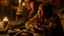 Grant (Adain Bradley, l.) und Paxton (Jacob Batalon) beim Legen der Tarotkarten