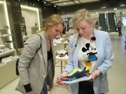 Kandidatin Michelle (r.) und Shoppingbegleitung Sara. Kandidatin Michelle (r.) und Shoppingbegleitung Sara.