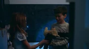 Sigrid (Maria Ross) bietet Nico (Mikkel Brennhovd) zum Trost in der Dunkelheit ihren Lieblingshund Lilli an.