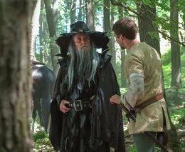 Zauberer Krutiatus (Josef Abrh&aacute;m) und Kronprinz Jan (Patrik Děrgel) treffen sich im Wald.