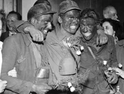 Ein schweres Grubenunglück ließ ganz NRW mit Gelsenkirchen 1984 bangen. Auf der Zeche Consolidaton wurden zehn Bergleute bei einem schweren Grubenunglück verschüttet. Ein Drama tief unter der Erde, bei dem nur wenige der Verschütteten gerettet werden konnten. -  Drei der geretteten Bergleute der Zeche Dahlbusch . Die unter Tage eingeschlossenen Kumpel waren mit Hilfe eines eigens konstruierten Stahlblechzylinders, der genannten Dahlbusch-Bombe, befreit worden. (Archivfoto, Gelsenkirchen, 12.05.1955)