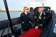 Nele Fehrenbach (Floriane Daniel, l.) und ihr Kollege Paul (Tim Wilde, r.) haben Tim Kreindels (Christian Erdt, M.) Leiche aus dem Bodensee gefischt.