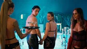 Marie (Svenja Jung, 2.v.r.) betritt das erste Mal gemeinsam mit Luis (Noah Saavedra, 2.v.l.) eine Swinger-Party.