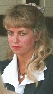 Karla Homolka macht einen Deal mit der Staatsanwaltschaft und sagt gegen ihren Mann Paul aus. Daf&uuml;r muss sie selbst nur wegen Totschlags f&uuml;r 12 Jahre ins Gef&auml;ngnis, obwohl sie an den Vergewaltigungen und Morden der Teenager beteiligt war - sogar an dem ihrer 14j&auml;hrigen Schwester.