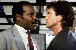 Martin Riggs (Mel Gibson, r), Roger Murtaugh (Danny Glover, l)