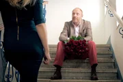 ARD VORSTADTWEIBER, neue Serie mit 10 Folgen, Folge 3 am Dienstag (12.05.15) um 20.15 Uhr im Ersten. Josef (Simon Schwarz, r.) überrascht Nicoletta (Nina Proll, l.) mit einem wunderschönen Rosenstrauss.