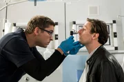 Elias (Stefan Ruppe, l.) untersucht Justus  (Roland Bonjour, r.) ganz genau.