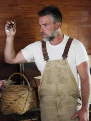 Jay is looking around for valuable items. Jay is looking around for valuable items.