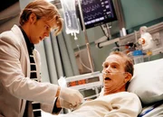 Sterbewilliger Krebspatient, l-r: Jesse Spencer als Dr. Robert Chase, Joel Grey als Ezra Powell. Sterbewilliger Krebspatient, l-r: Jesse Spencer als Dr. Robert Chase, Joel Grey als Ezra Powell.