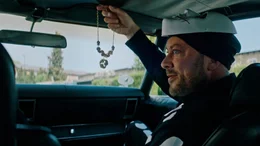 Einer der Verbrecher (Jakob Fauerby) hat dabei sein Gesicht gezeigt. Das macht die Sache f&uuml;r Petra gef&auml;hrlich.