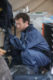Hodgins (T.J. Thyne) versucht herauszufinden, aus was die Farbe, mit der das Opfer &uuml;bergossen wurde, besteht.