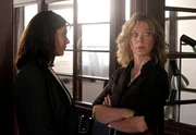 Nadja (Marion Kracht, r.) ist nur widerwillig bereit, ihrer früheren Freundin Miriam (Maren Schumacher, l.) zu helfen.