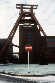 Schicht im Schacht: als letzte Essener Zeche machte Zollverein im Dezember den Deckel auf den Pütt. (Archivfoto: Der Förderturm der Zeche "Zollverein" der Ruhrkohle in Essen mit Weihnachtsbaum am 23.12.1986. Die letzte Schicht wurde auf der Ruhrkohle-Anlage "Zollverein in Essen gefahren. Der Förderturm bleibt als Industriedenkmal erhalten. Die Schachtanlage wurde 1848 errichtet.)