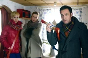 ARD HEITER BIS TÖDLICH - ALLES KLARA II, FOLGE 20 (WH.), "Laubenpieper", am Donnerstag um 18:50 Uhr im ERSTEN. Die resolute Revierleiterin Dr. Gertrud Müller-Dietz (Alexandra Maria Surholt, M.), Hauptkommissar Paul Kleinert (Felix Eitner, r.) und Klara (Wolke Hegenbarth, l.) auf Verbrecherjagd in einer idyllischen Laubenkolonie. Hat Kleinert die Tatwaffe gefunden?