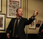 Sturkopf Danny (Donnie Wahlberg) gibt Fehler nur äußerst ungern zu: Beim Dartspielen jedoch, versucht er seinen Streit mit Bruder Jamie zu begraben und wird beinahe sentimental ... Sturkopf Danny (Donnie Wahlberg) gibt Fehler nur äußerst ungern zu: Beim Dartspielen jedoch, versucht er seinen Streit mit Bruder Jamie zu begraben und wird beinahe sentimental ...