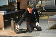 Greg (Eric Szmanda) sucht in einer Penthouse-Wohnung von TRP nach Hinweisen auf Hollands Mörder, der durch eine Verkettung einiger Umstände gleich zwei Menschen auf dem Gewissen hat. Greg (Eric Szmanda) sucht in einer Penthouse-Wohnung von TRP nach Hinweisen auf Hollands Mörder, der durch eine Verkettung einiger Umstände gleich zwei Menschen auf dem Gewissen hat.