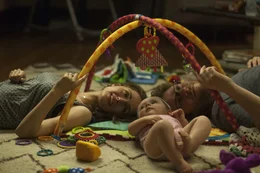 Das ruhige Leben von Kelly (Rose Byrne, l.), Mac (Seth Rogen, r.) und ihrer kleinen Tochter Stella (Rose und Elisa Vargas, M.) ist vorbei, als in das Nachbarhaus eine feierw&uuml;tige Studentenverbindung einzieht ...