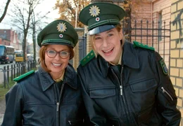 Julia (Christina Plate, li.) und ihre Kollegin Teresa (Helene Grass) haben sich als Polizistinnen verkleidet, um den Hehler hereinzulegen.