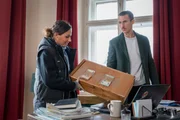 Im Büro des Mordopfers finden Kim (Amy Mußul, l.) und Moritz (Johannes Hendrik Langer, r.) enorm viel Bargeld. Waren das Rücklagen für das Hospiz oder hat Alina Voss sich bereichert?
