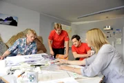Die Bergretter besprechen den bevorstehenden Einsatz. Von links: Andreas Marthaler (Martin Gruber), Toni Stössl (Martin Klempnow), Tobias Herbrechter (Markus Brandl), Bea Kleinert (Paula Paul).