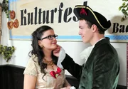 Xaver (Jan van Weyde, r.) bezaubert Sibylle (Julia Mitrici, l.) beim Kulturfest mit seinem charmanten Auftritt.