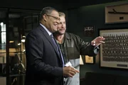 Laurence Fishburne (li.) in der Rolle des Pathologen Dr. Raymond Langston mit William Petersen als CSI-Ermittler Gil Grissom am Set von 'CSI - Den Tätern auf der Spur'.