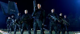 L-R: Das Kind (Al Weaver), Duke (Razaaq Adoti), Destroyer (DeObia Oparei), Portman (Richard Brake), Sarge und (Dwayne Johnson), John Grimm (Karl Urban), Mac (Yao Chin) und Goat (Ben Daniels)